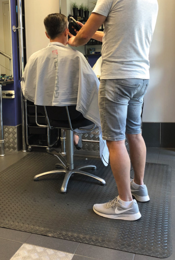 Mata antyzmęczeniowa Deckplate w salonie fryzjerskim