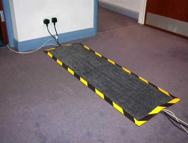 Podłogowa maskownica na kable Cable-Mat (wym. 40 x 120 cm, kolor czarno-żółty)